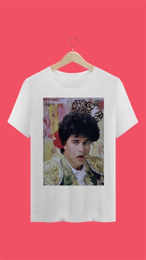 Essa estampa é puro drama espanhol emoldurado em algodão. Uma ode ao exagero, ao ouro bordado e ao close certo. 🎬✨ Vista as cores de Almodóvar, viva o cinema ao máximo. Disponível em www.ressaca.store #Almodóvar #CamisetaRessaca #LoFiDrama #StreetwearCultural