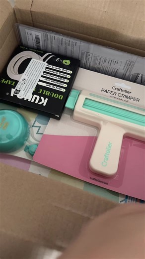 Unboxing!!!! Nuevo paquete para diseñar cositas muy creativas que en muy poquito iréis viendo. Tienes un evento próximamente? Te ayudamos a que no falte ningún detalle. Packaging personalizado, decoración de mesas, cajas de dulces, conos y mucho mas… 🍫 🍬 🍭 #papeleriacreativa #unboxingvideo #fyp #foryour #asmr