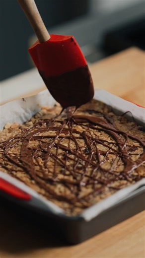 CookUnity on Instagram: "@chefannethornton says she’d walk realllly far for these… we’d probably run. But lucky for you, no trekking is required because these homemade Peanut Butter Breakfast Bars come straight to your door with CookUnity. With a 4.8⭐ rating from 319 reviews (linked in our bio 🔗), they’re already a community favorite. Made with gluten-free rolled oats, raw sliced almonds, pumpkin seeds, and coconut flakes—held together by smooth peanut butter & maple syrup, sweetened with Medjo