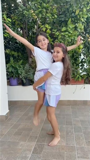 Who knows if this song is Algerian or Moroccan? Aline and Taline loved the trend🤣