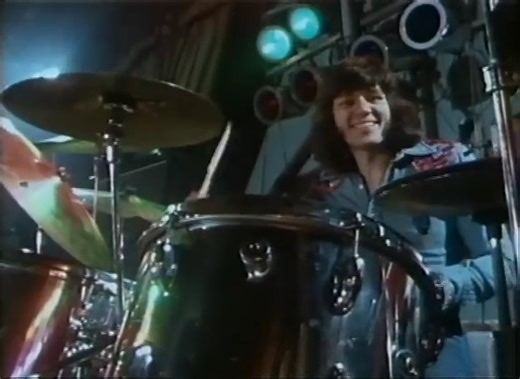 12K views · 431 reactions | Artist: Electric Light Orchestra Title: Evil Woman Released: 1⃣9⃣7⃣5⃣ Oldies but Goodies #Seventies #Eighties #70s #80s #TopPop | Remember The 70s And 80s | Facebook