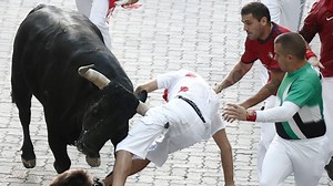 Un corneado en una pierna en el rápido séptimo encierro de San Fermín, con los toros de Victoriano del Río