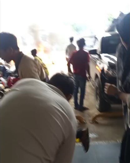 kabarmuarateweh on Instagram: "Warga yang melintas di Jalan Jenderal Sudirman, tepatnya di depan Mitra Gunawan, dikejutkan dengan terbakarnya satu unit sepeda motor Suzuki Thunder tanpa nomor polisi pada Selasa siang (25/11/2025). Kepala Bidang Damkarmat Disdamkarmat Barito Utara, Tri Indra Hartono, membenarkan kejadian tersebut dan menyampaikan kronologi serta penanganan oleh petugas di lapangan. “Benar telah terjadi kebakaran satu unit motor roda dua. Lokasi di Jalan Jenderal Sudirman depan Mi
