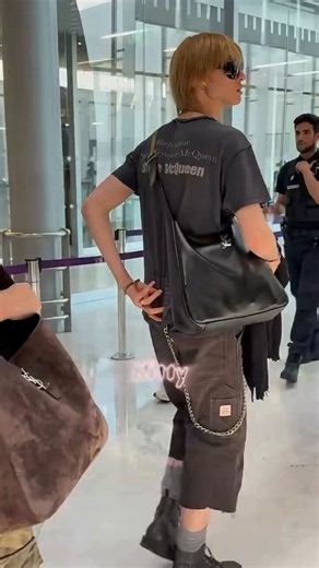 Look at him walking with his chest puffed out.🥹James, u're such an adorable kitty 😭😭😭🫳#JAMES #제임스