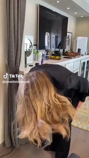 THE MOST BEAUTIFUL HAIR Love u Jennifer Aniston 💁🏼‍♀️ #foryou #jenaniston #jenniferaniston #lolavie #viral #trending #fyp