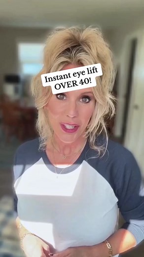 Click FOLLOW so you don’t miss my next video in this 3 quick 3 part series! Tip # 1- Use one shade of eyeshadow and place directly on your orbital bone (basically above your natural crease) and just use a windshield wiper motion to blend out! It’s like contouring your eye to add depth and dimension in a single fell swoop! Have you tried this one yet ?? #eyemakeupvideo #matureeyes #hoodedeyes #hoodedeyesmakeup #makeupover50 #maturemakeup