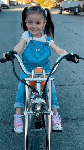 You should’ve seen their faces — wide eyes, jaws dropped, completely speechless. The moment they met their HYPER GOGO, joy took over. This Black Friday, turn your child's Christmas into something unforgettable. Let the ride begin. 📸: deepsea.gypsy #hypergogo #chopper #motorcycle #kids #gift #family #holidaydeal #blackfriday #christmasgift #ridejoy | Hypergogo