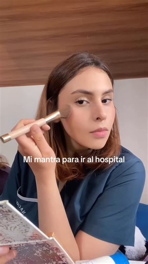 María Pardo 🌙 on Instagram: "Que no se den cuenta que estoy más pálida que el paciente 💄💋 #medstudent #estudiantedemedicina #hospital #pacientes #makeup"