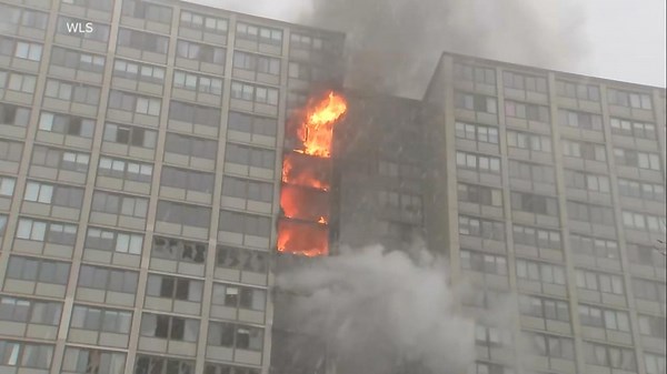 At least 1 dead in Chicago high-rise fire