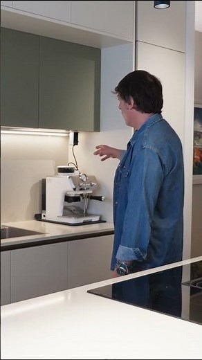 Cucina con prese elettriche a scomparsa #interiordesign