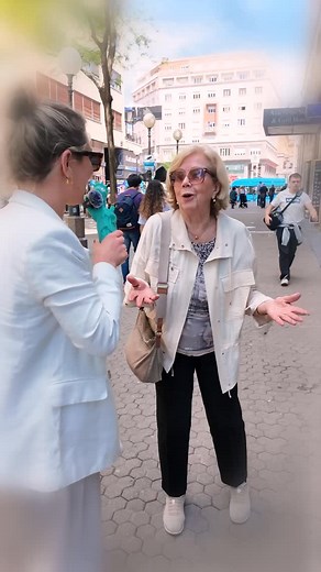 Kad si na trgu, red je malo prođirati po centru i usput pitati prolaznike da nam ispričaju vic. A za vic o Hajduku, što reći osim da treba pričekati nedjelju. ☺️ #hahahouse #muzejsmijeha #zagreb #špica #vic #hajduk #dinamozagreb | Hahahouse Zagreb