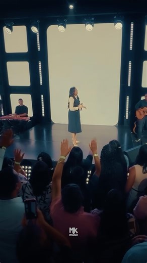 ✨ “Controlo Tudo” foi feito para tocar o seu coração! Assista agora #eulacris