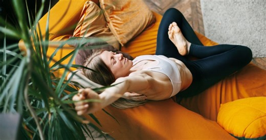 Voici pourquoi vous allez adorer le sofa yoga, du sport sans bouger du canapé