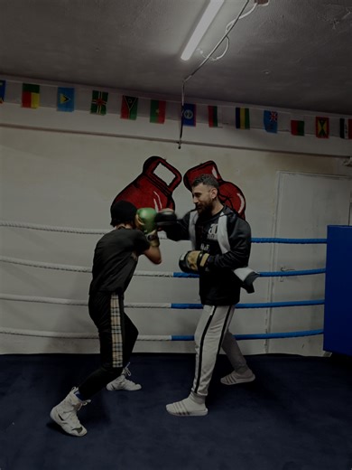 Aufbau statt Chaos. Technik statt Wildheit. Explosivität durch Kontrolle. Boxing ist Denken in Bewegung. @boxingcenter_koeln.ev #BoxingCenterKöln #Boxverein #boxing #Köln #Boxsport