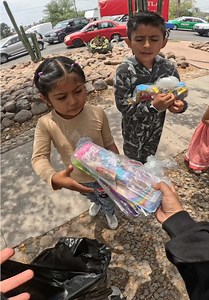 Regalando Juguetes y Dulces a Niños Callejeros