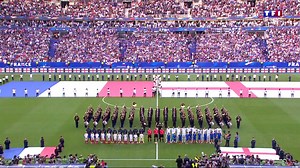 🇫🇷 ÉMOTION 🏴󠁧󠁢󠁥󠁮󠁧󠁿 Quand tout le Stade de France s'unit pour montrer sa solidarité avec l'Angleterre, cela donne un "God Save the Queen" inoubliable 🙏⬇️ | TF1