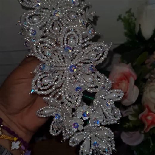 Montunitas Casa Taller on Instagram: "Tapamoños es perlas y cristales de swarosvki con alambre de baño en plata. $50.00 cada uno"