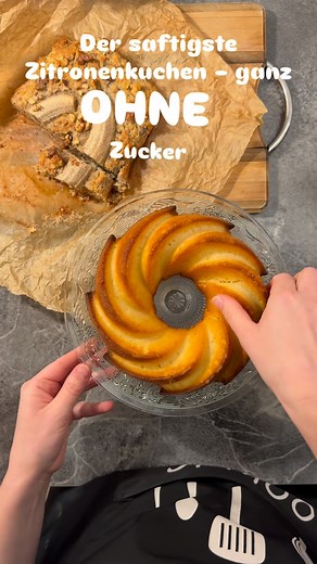 Izabella | Familienküche unter 10 € on Instagram: "🍋 SAFTIGER ZITRONENKUCHEN (ohne Zucker!) 🍋 So fluffig, frisch & zitronig – und das ganz ohne weißen Zucker! 💛 ✨ Zutaten (für 1 Kastenform): 🥚 3 Eier 🥣 150 g Joghurt oder Quark (pflanzlich geht auch) 🫒 80 ml Raps- oder Olivenöl 🍋 Saft & Schale von 2 Bio-Zitronen 🌾 200 g Dinkelmehl (Type 630 oder Vollkorn) 🍬 70–100 g Erythrit/Xylit (oder Kokosblütenzucker) 🧁 1 TL Backpulver 🧂 1 Prise Salz 🌼 Optional: 1 TL Vanille 🔥 Zubereitung: 1️⃣ Of