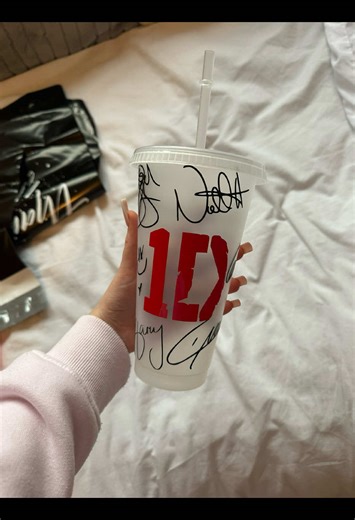 How perfect is this one direction signature custom cold cup?! 🎤 Any 1D fans out there? #onedirection #1d #liampayne #coldcup #tiktokmademebuyit #fyp