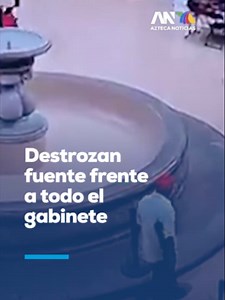 ¡Inaudito! Destrozan fuente frente a todo el gabinete en Celaya 🔨💥 En una escena que parece sacada de una película, un hombre tuvo cinco minutos de total impunidad para destruir a tubazos la fuente del patio de la Presidencia Municipal de Celaya. Lo más alarmante es que el acto vandálico ocurrió durante los honores a la bandera, con el alcalde, el secretario de seguridad, mandos policiales, Guardia Nacional y el Ejército presentes a pocos metros. Mientras el sujeto gritaba que venía a