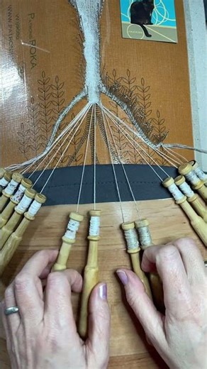 Nothing random here! 😅 Every thread in the right place at the right time! #textile #bobbinlace