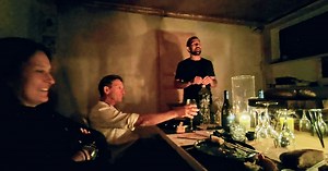 A cena nel rifugio api-friendly, l'esperienza immersiva che insegna a non averne paura