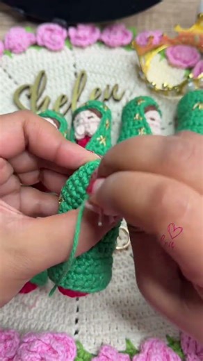 Poniendo el llavero a las virgencitas #crochet #tejedoras #virgendeguadalupe #guadalupana
