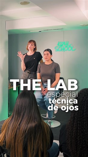 👉🏻Spoiler: difuminar bien no es magia negra, es echarle horas y tener a Marta Mora observando TODO lo que haces🖤👀 ➡️Ayer en THE LAB 👽🧪 nos dejamos de tonterías y fuimos a la raíz. Marta nos destripó la técnica básica de ojos a la perfección 🙂‍↕️❤️ ✅Después tocó mancharse las manos. Mucho pincel y Marta con ojo de halcón corrigiendo cada trazo para que nadie saliera de allí pareciendo un panda. 🐼✨ 😁¿Te apuntas a la próxima o vas a seguir peleándote con tu paleta de sombras frente al espe