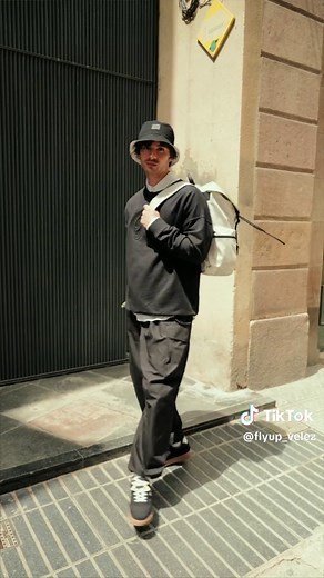 Vélez Fly Up: Nueva Colección de Morrales, Sneakers y Accesorios