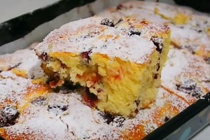 KOLAČ SA VIŠNJAMA NA ČAŠE SE SPREMA SAMO 10 MINUTA: Najlepša poslastica - jeftini sastojci i svima uspeva