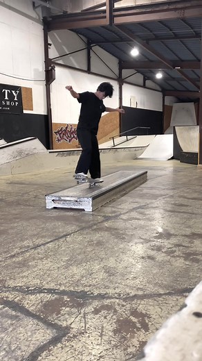 tre flip to tail manual.. #skate #skateboarding #skater #skatelife #スケートボード