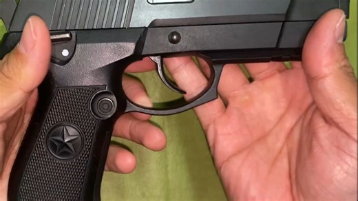 92G式手枪弹匣扣左右互换操作