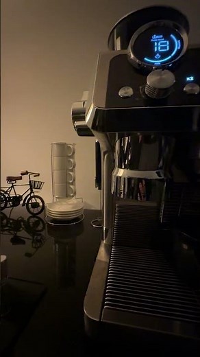 De'Longhi La Specialista Maestro: Making FlatWhite drink.