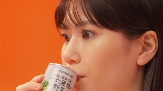 栗林藍希 on Instagram: "世田谷自然食品 十六種類の野菜 新CM「時々飲む」編 塞凌 「教えてください」編に続き、出演させていただきました。おいしいから飲む野菜ジュース是非飲んでみてください☀️ #世田谷自然食品"