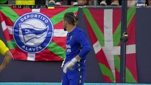 A fantastic example of one of the most powerful bystander interventions: bringing an AED to the site of a cardiac arrest. Together with CPR, these two simple interventions are the most effective in saving a life in case of out-of-hospital cardiac arrest. Well done Jeremías Ledesma ! #Cadiz #Barcellona #JeremíasLedesma Cádiz C.F. | ERC - European Resuscitation Council