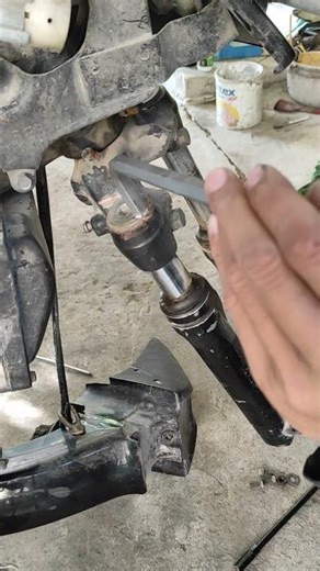 How to remove a stuck clutch cover #mechanic #automotive #workshop #motorcycle