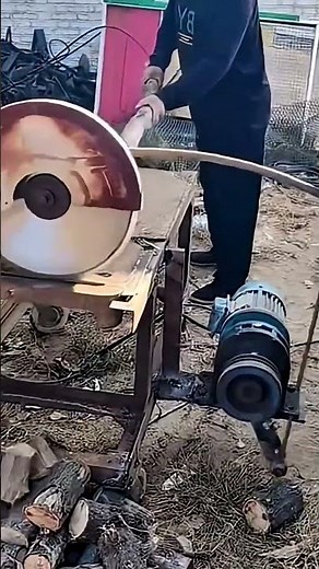Cutting a tree trunk easily and quickly with efficient technique