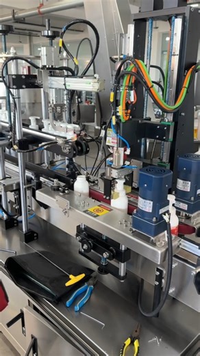 Endüstriyel Makineler | A servo capping machine is a high-precision automated system used to secure caps on bottles, jars, or containers. It employs a servo motor... | Instagram