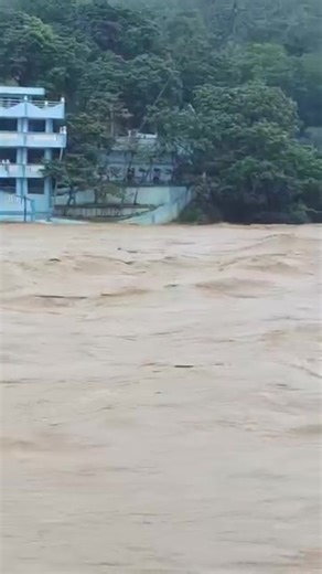 𝐏𝐀𝐍𝐎𝐎𝐑𝐈𝐍:𝐈𝐒𝐀𝐍𝐆 𝐋𝐀𝐋𝐀𝐊𝐈 𝐒𝐀 𝐒𝐀𝐍 𝐌𝐈𝐆𝐔𝐄𝐋 𝐀𝐍𝐆 𝐈𝐍𝐀𝐍𝐎𝐃 𝐍𝐆 𝐑𝐔𝐌𝐀𝐑𝐀𝐆𝐀𝐒𝐀𝐍𝐆 𝐈𝐋𝐎𝐆 Sa kuhang video ni Ronald Tasarra Bernal makikita ang lalaking inanod ng rumaragasang ilog, suot ang life jacket, habang sinusundan ng rescuer na may itim na salbabida. Ayon sa kasalukuyang ulat, ligtas na ang lalaki. |𝐕𝐢𝐚 𝐓𝐫𝐢𝐬𝐭𝐢𝐚𝐧 𝐣𝐚𝐲 𝐀𝐪𝐮𝐢𝐧𝐨 | Radyo Peryodiko, Catanduanes 87.9 DZbp-Fm Video Courtesy of:Ronald Tasarra Bernal | Radyo Peryodiko, Catanduan