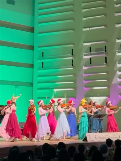 柏木夢乃 on Instagram: "#高嶋ちさ子12人のヴァイオリニスト コンサートツアー2025~2026 昨日、年内最後の公演が終演いたしました🎻 11月は奈良・岡山・長野・北海道・青森・福島・福岡、 12月は葛飾(東京)・茨城・静岡・兵庫・大阪・山形・岩手へ伺いました✈︎ クリスマスシーズン限定のプログラムもお届けしましたが、 お楽しみいただけましたでしょうか...🎅🏻🎄💫 各地でお会いできた皆さまに、心より感謝申し上げます🎀 皆さまどうぞ、ステキなクリスマスをお過ごしください✨"