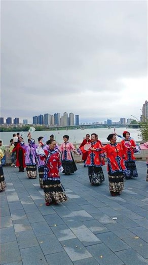 Happy Retirement Life in China | Retired Ladies Dancing by the River#LifeInChina #ChineseCulture