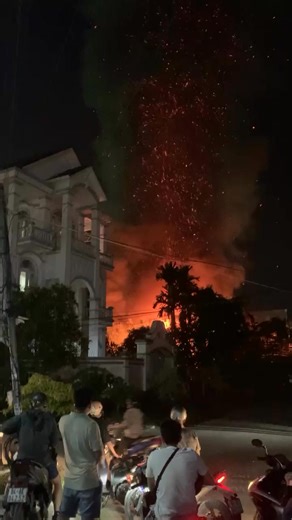 Cập nhật tình hình c.háy tại Khu dân cư công ty 8, TP. Cần Thơ. Hơn 19 giờ 30 ngày 9-1, 1 vụ cháy xảy ra tại ngôi nhà tiền chế rộng hơn 100 m², lợp mái lá, nằm trên đường số 13 trong khu dân cư đô thị mới Hưng Phú (khu dân cư Công ty 8 ) TP Cần Thơ Theo thông tin ban đầu, ngọn lửa bùng phát từ căn nhà từng được sử dụng kinh doanh quán cà phê, có gác lửng. Do công trình được làm bằng vật liệu dễ cháy, đám cháy nhanh chóng lan rộng, khói lửa bốc cao hàng chục mét, khiến người dân khu vực hoảng hốt