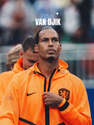 Virgil Van Dijk 🇳🇱 Il naît à Bréda, aux Pays-Bas, d’un père néerlandais et d’une mère surinamaise. Après la séparation de ses parents, il est élevé par sa mère et choisira plus tard de ne porter que