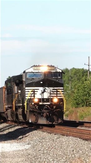 10/10/2025 NS 553 at South Bend, Indiana #railroad #railfan #railway #train #rail #norfolksouthern