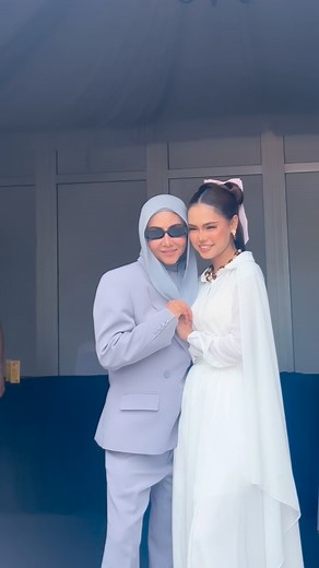 B E L L A A S T I L L A H on Instagram: "Today I had a show with KKM & Majalah Nona, and I met none other than Ratu Rock Malaysia, ELLA. I’ve always wanted to post about this but totally forgot! You know that feeling when you meet someone and their positive aura is just so strong? Setiap kali jumpa that's exactly how it felt (langsung tak ada vibe angkuh/diva walaupun sangat hebat dan famous haih🥹) She’s a living legend whose greatness still shines so brightly to this day. Her kindness truly to