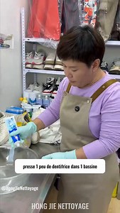 1K views · 9.7K reactions | Nettoyage intégral des baskets blanches : après une longue utilisation, les taches sont difficiles à éliminer, surtout sur le cuir. Essaie la méthode efficace de Red姐 ! #TachesFacilesÀEnlever #NettoyageBasketsBlanches #AstucesDeNettoyage #ChaussuresPropres #ConseilsPratiques | HongJie Nettoyage | Facebook