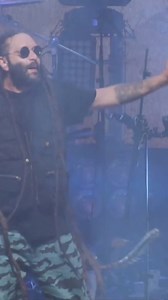 ''Puppa pass through all a di herb mi a nuh rub-a-rub skunk'' No Cocaine - Alborosie (En Vivo Rototom) 💿🍁🔥 #alborosie #italy #reggae #yoescuchourbano | Urbano 106