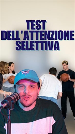 Lorenzo Muto on Instagram: "Nel 1999 gli psicologi Daniel Simons e Christopher Chabris condussero uno degli esperimenti più famosi della psicologia cognitiva, oggi noto come test dell’attenzione selettiva o esperimento del gorilla invisibile. Il loro obiettivo era dimostrare quanto la nostra attenzione influenzi ciò che percepiamo del mondo. L’esperimento è semplice: ai partecipanti viene mostrato un video in cui due squadre si passano una palla. Il compito è contare i passaggi di una sola squad