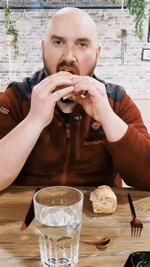 🚨 DERNIER ÉPISODE AVANT L’OUVERTURE 🚨 On balance LA nouveauté 👀🔥 🥪🍔 DÈS LE 21 JANVIER chez Feuille & Grain 👉 TOUS LES MIDIS 👉 Sur place ou à emporter 👉 Street food maison, ultra gourmande 👉 Formules dès 8,90 € 👉 Des recettes qui changent avec les saisons Vous nous connaissez pour le 🍪 Maintenant… venez fondre pour le 🥪 😏 🇺🇸 Vibes GOOD FOOD. Goût maison. Aux Herbiers. ⚡️ Dernière ligne droite, on a FAIM pour vous. 👇 On veut savoir 🍪 ou 🥪 ? ❤️ si t’arrives pas à choisir. 🔥 Like