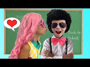 Alice y su amigo Johnny en la escuela - PRIMER AMOR EN LA ESCUELA!